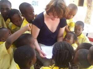 Frances umringt von Kindern in Ghana. Spiegelt eine meiner prägendsten Lebenserfahrungen wider. Hoffnung spenden in Afrika