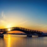 Brücke vor Sonnenaufgang. Dieser Artikel soll einen Brückenschlag zwischen gelebtem Leben und Wissenschaft erzielen. Genau das, was sowohl Ersatzkinder als auch Menschen in Beraternden und therapeutischen Berufen, Wissenschaft und Forschung weiterbringt.