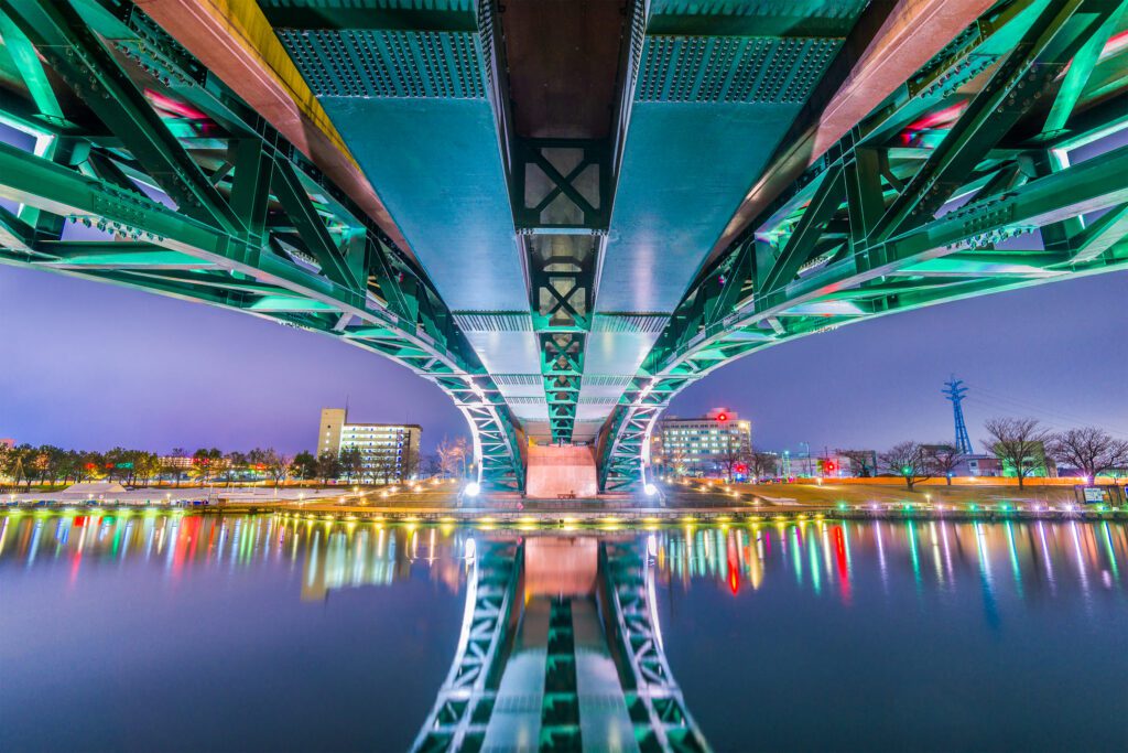 Moderne Brücke in Japan als Metapher für Wissenschaft und Forschung, die Ersatzkinder in den Fokus rückt